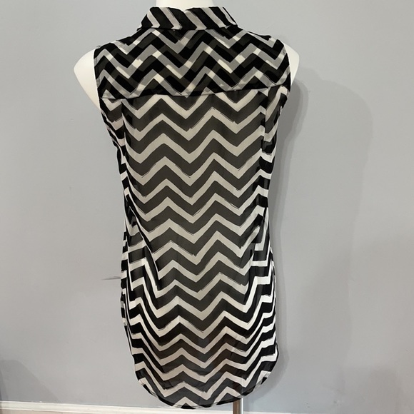 H&M Sleeveless Blouse Black White Chevron Pattern - Picture 5 of 8